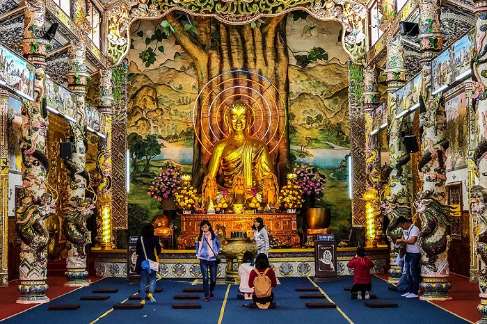 pagode Dalat Linh Phuoc salle